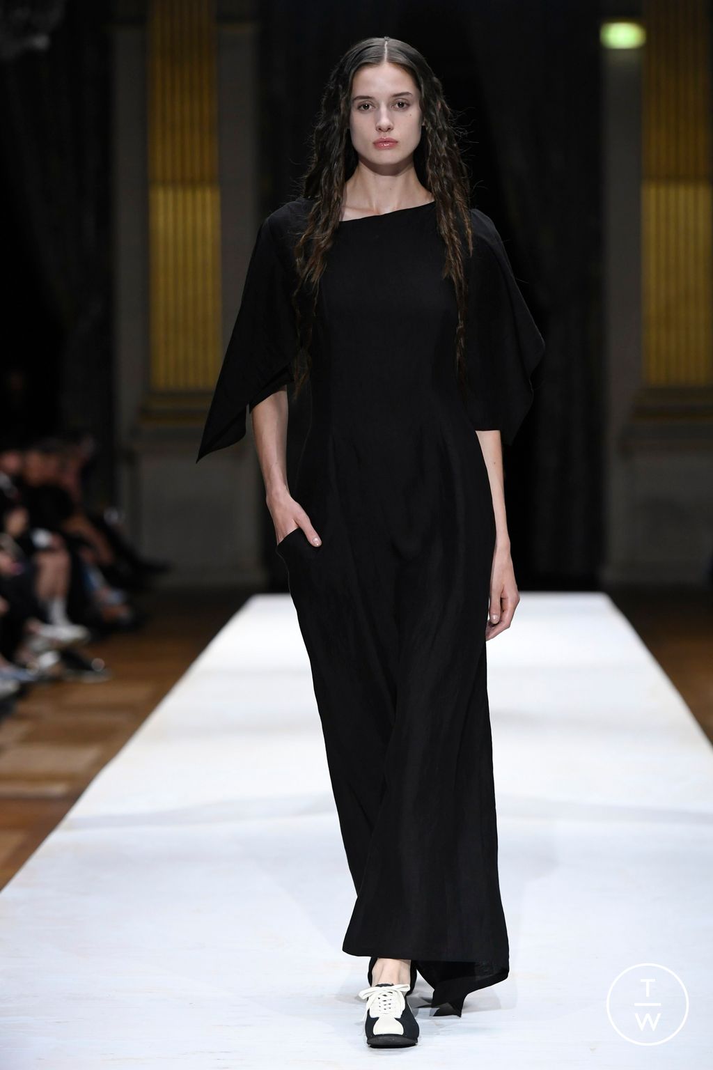 Fashion Week Paris Spring/Summer 2024 look 44 from the Yohji Yamamoto collection womenswear