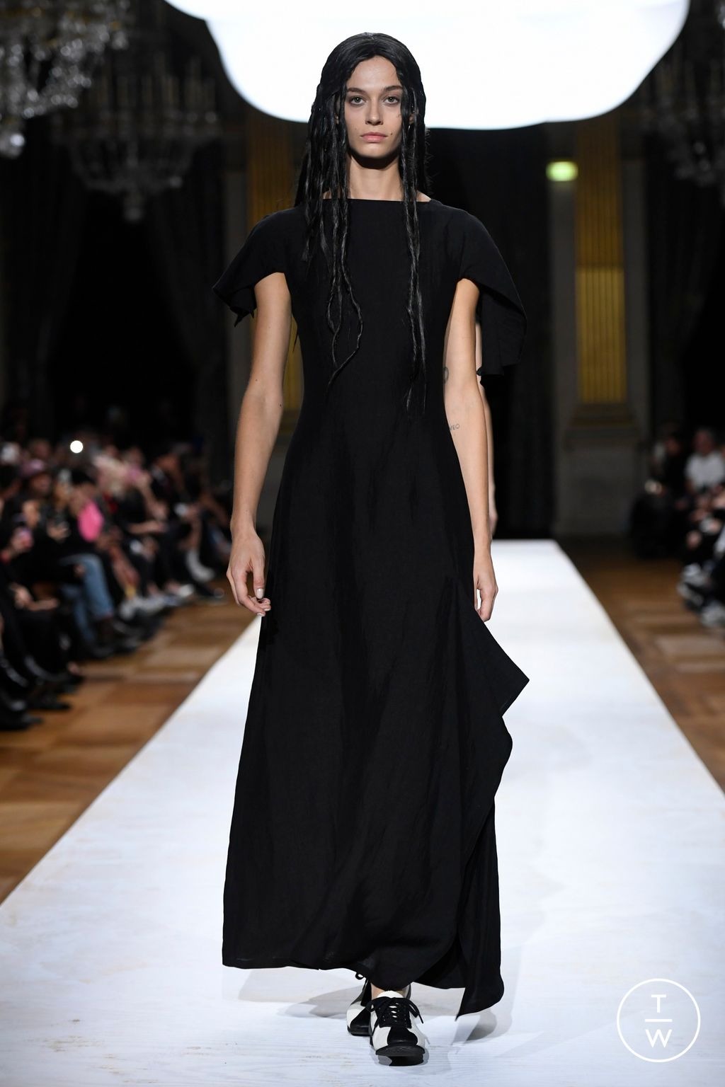 Fashion Week Paris Spring/Summer 2024 look 45 from the Yohji Yamamoto collection womenswear