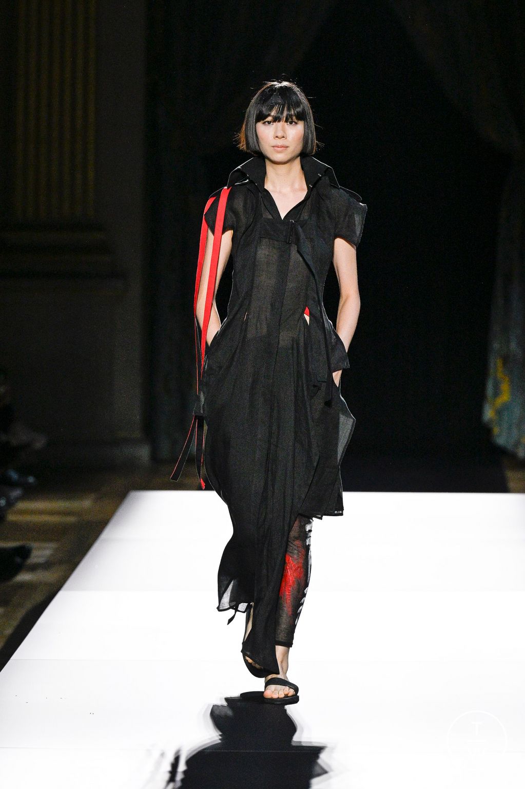 Fashion Week Paris Spring-Summer 2025 look 1 de la collection Yohji Yamamoto womenswear