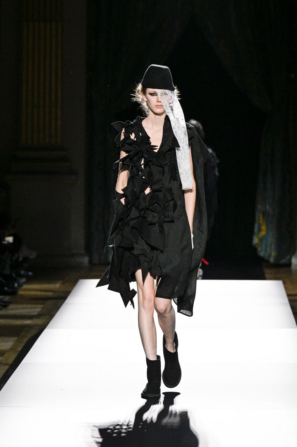 Fashion Week Paris Spring/Summer 2025 look 3 from the Yohji Yamamoto collection womenswear