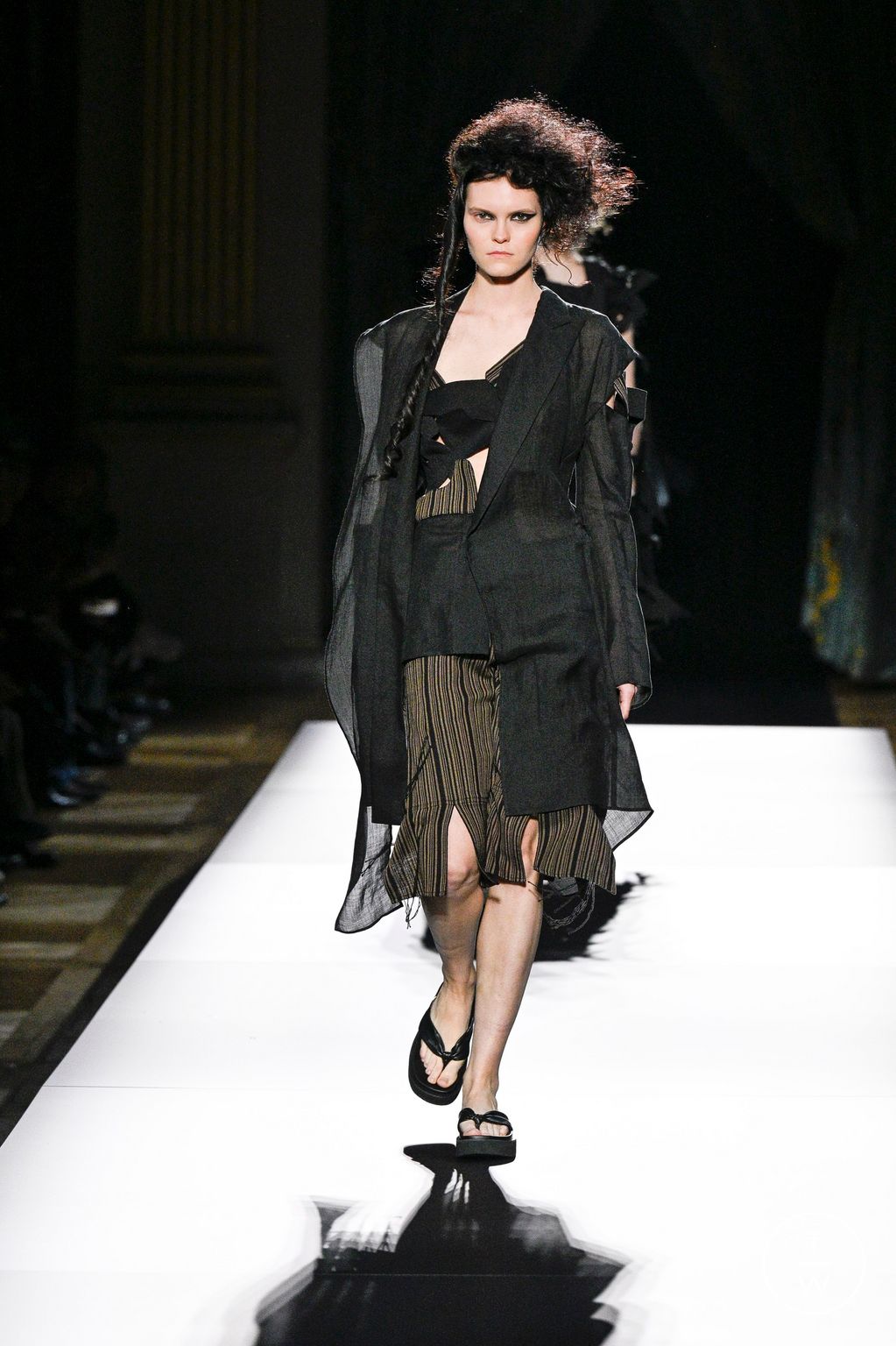Fashion Week Paris Spring/Summer 2025 look 4 from the Yohji Yamamoto collection womenswear