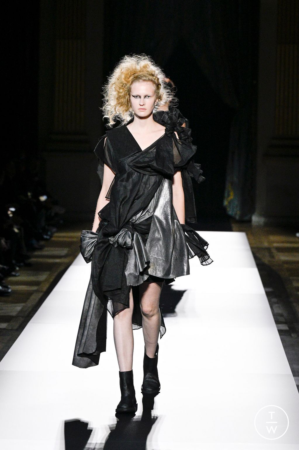 Fashion Week Paris Spring-Summer 2025 look 5 from the Yohji Yamamoto collection 女装