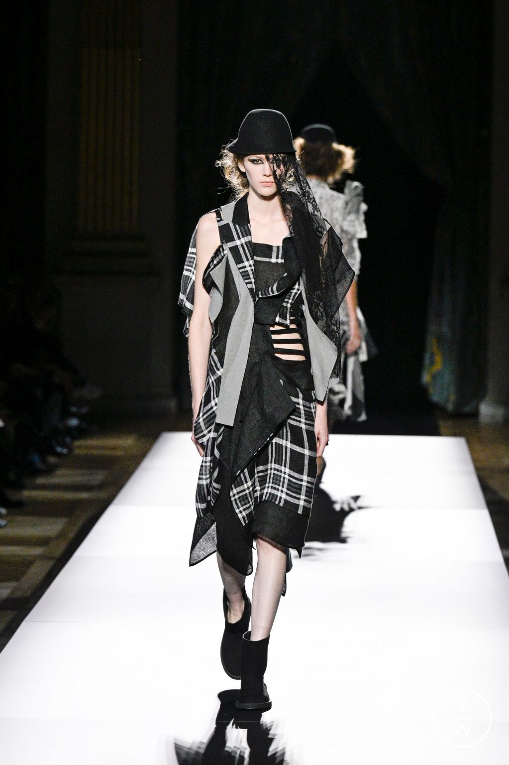 Fashion Week Paris Spring-Summer 2025 look 18 from the Yohji Yamamoto collection 女装