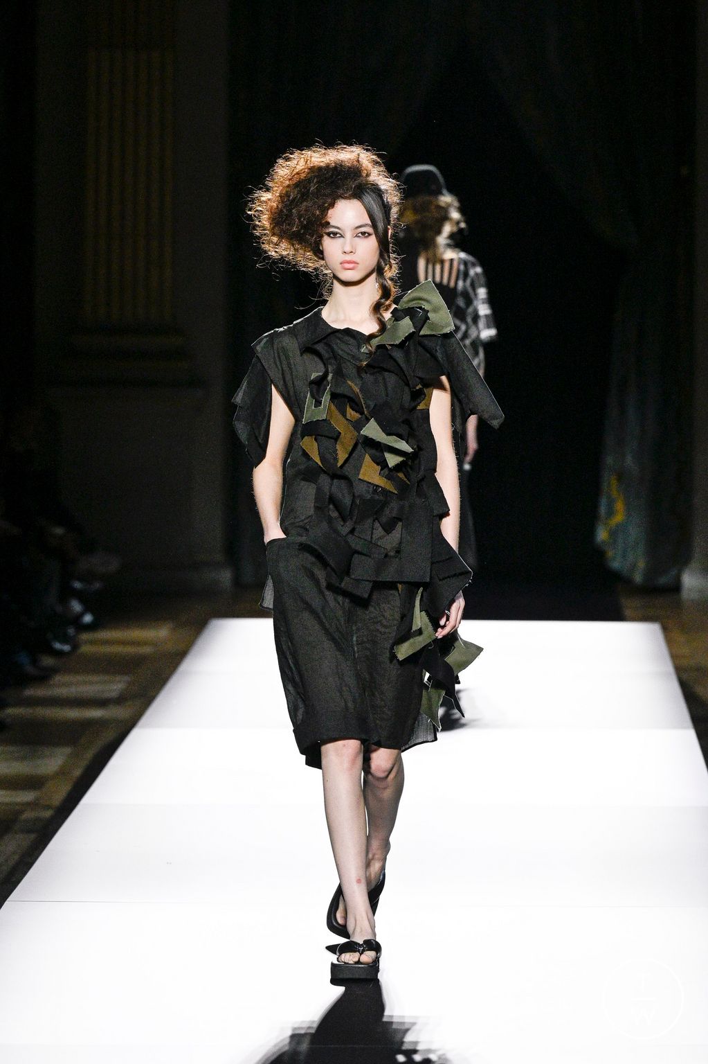 Fashion Week Paris Spring/Summer 2025 look 19 from the Yohji Yamamoto collection womenswear