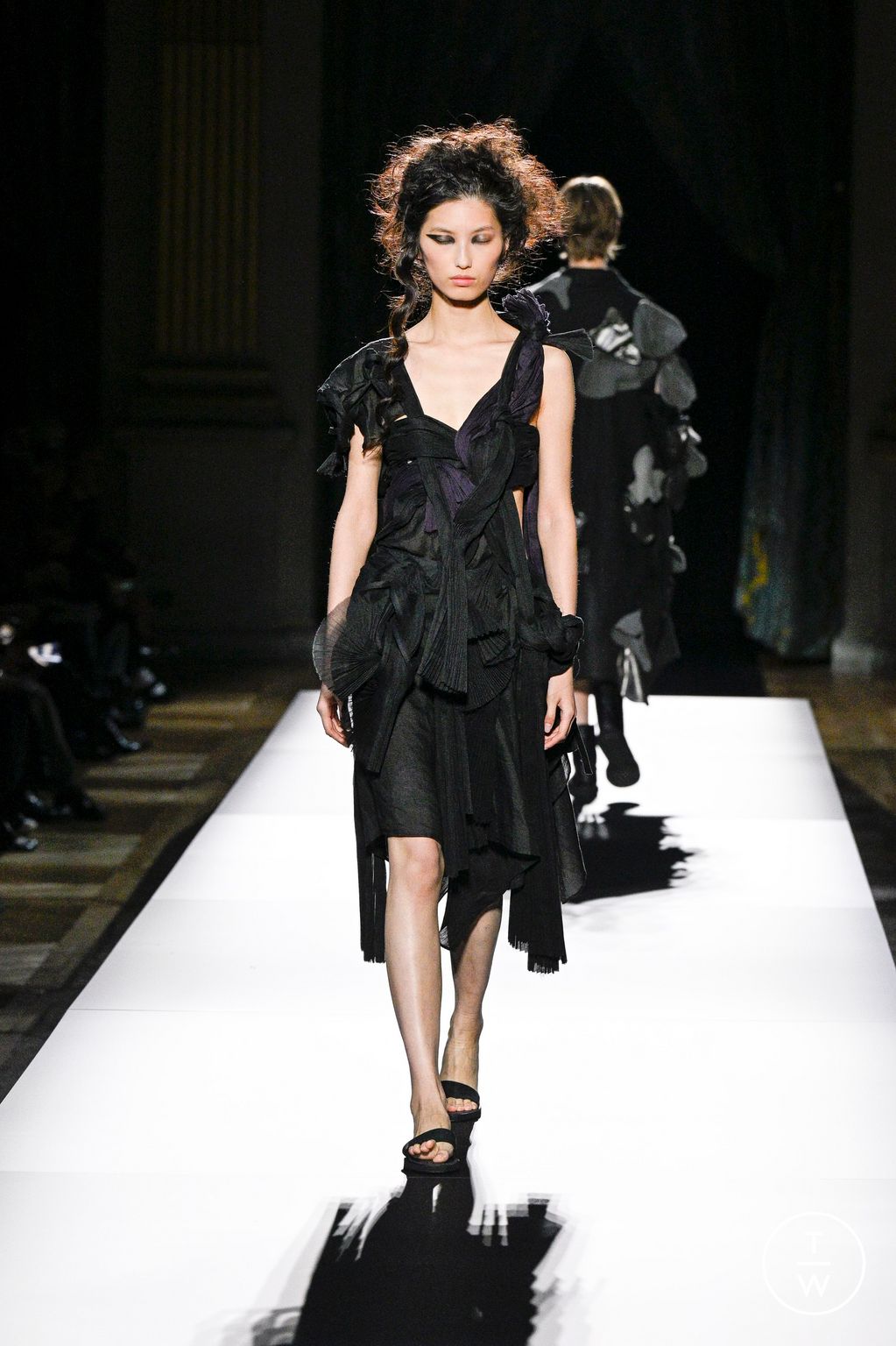 Fashion Week Paris Spring/Summer 2025 look 21 from the Yohji Yamamoto collection womenswear