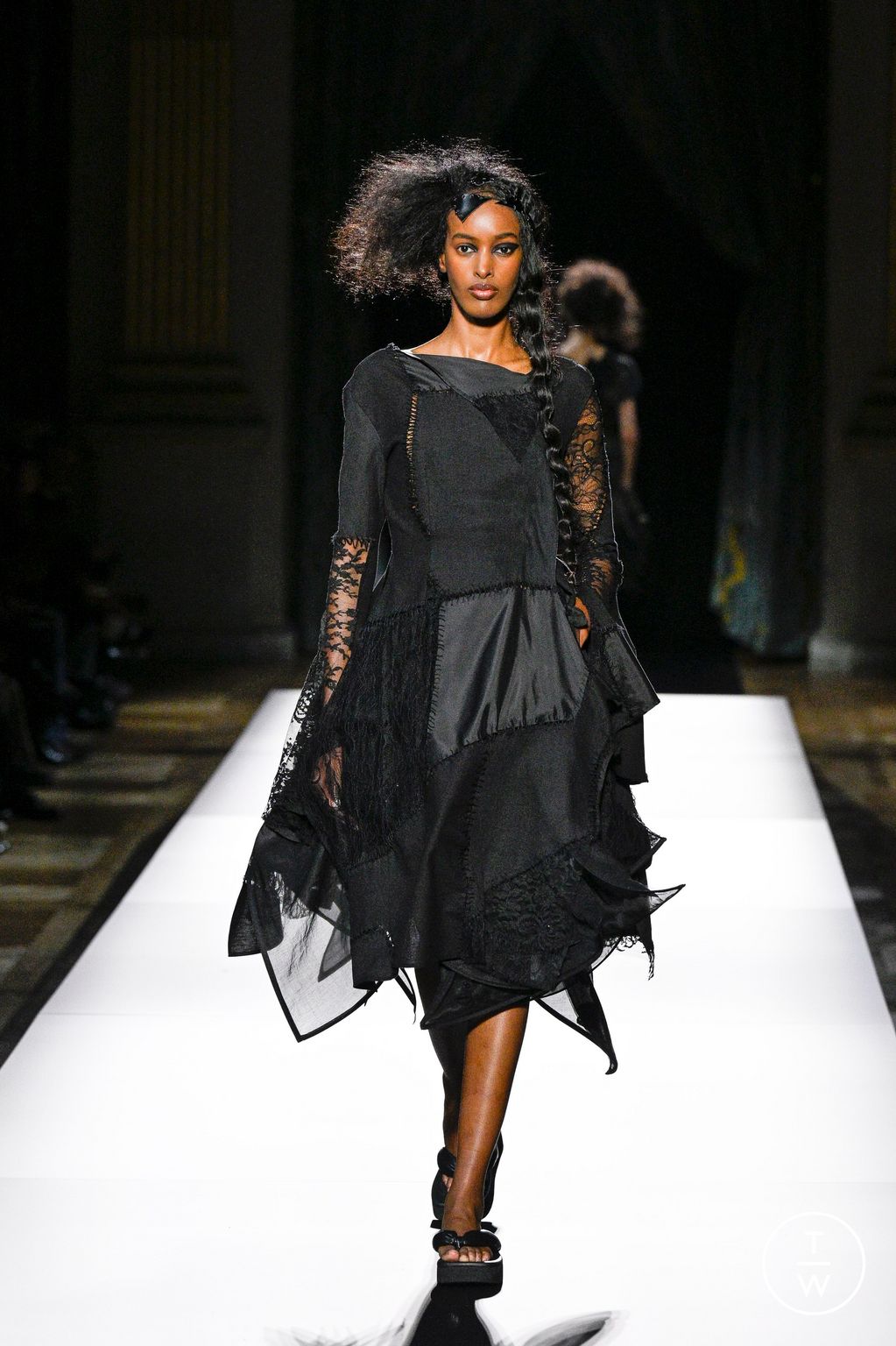 Fashion Week Paris Spring-Summer 2025 look 26 de la collection Yohji Yamamoto womenswear