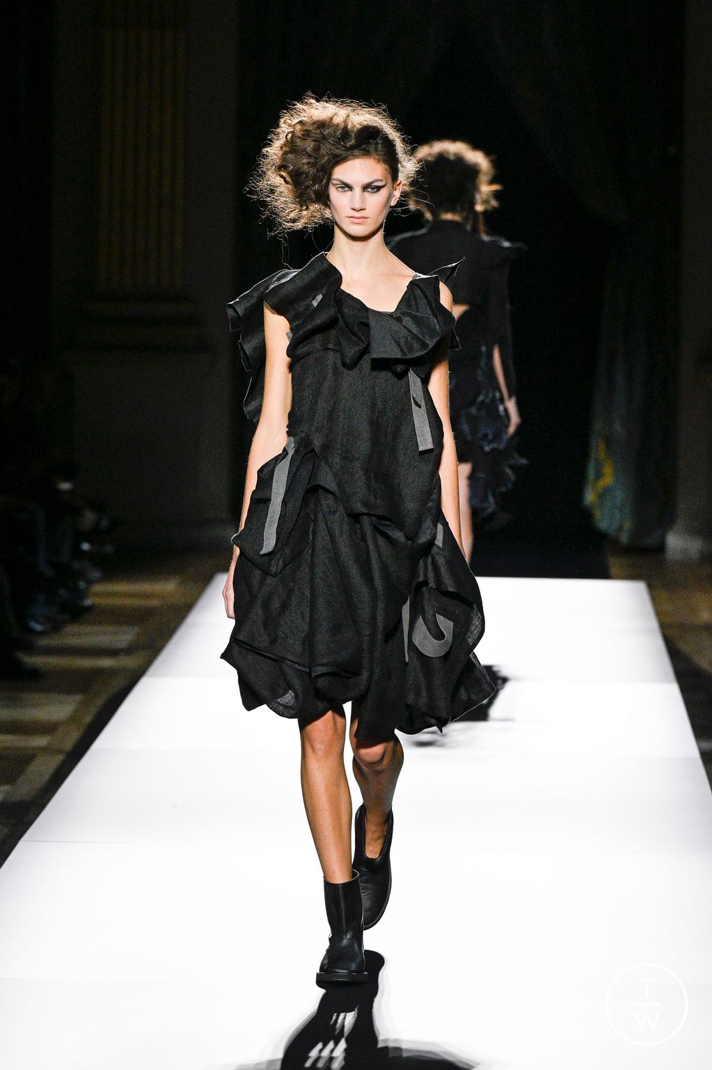 Fashion Week Paris Spring/Summer 2025 look 29 from the Yohji Yamamoto collection womenswear