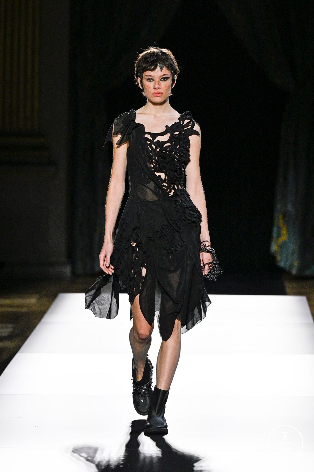 Fashion Week Paris Spring-Summer 2025 look 34 from the Yohji Yamamoto collection womenswear