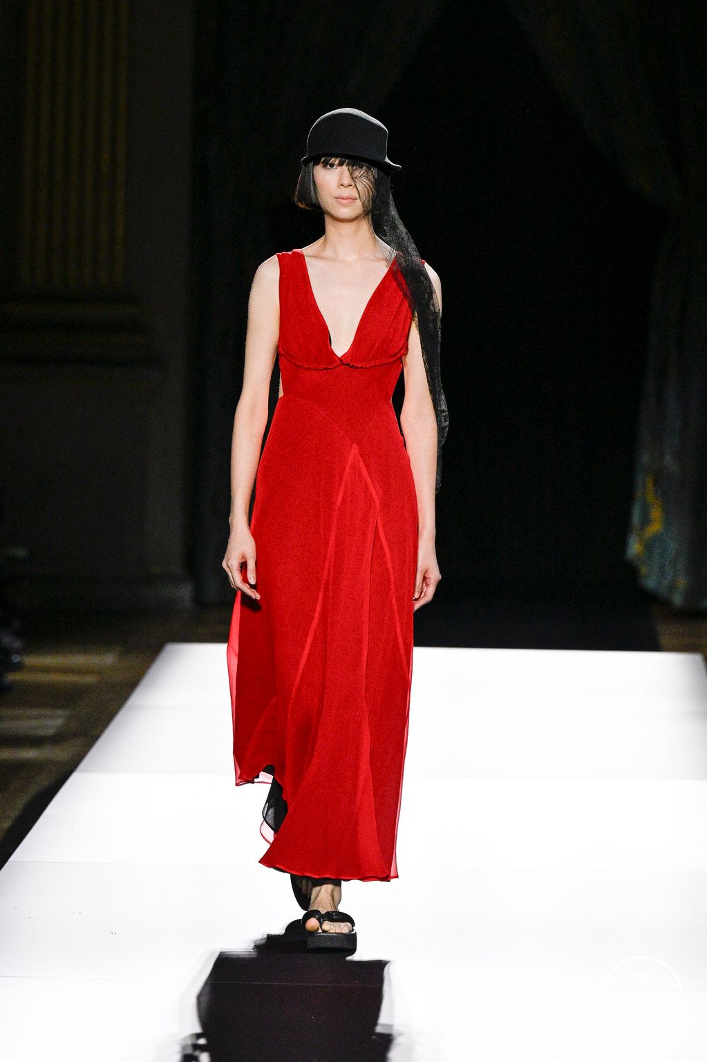 Fashion Week Paris Spring/Summer 2025 look 38 from the Yohji Yamamoto collection womenswear