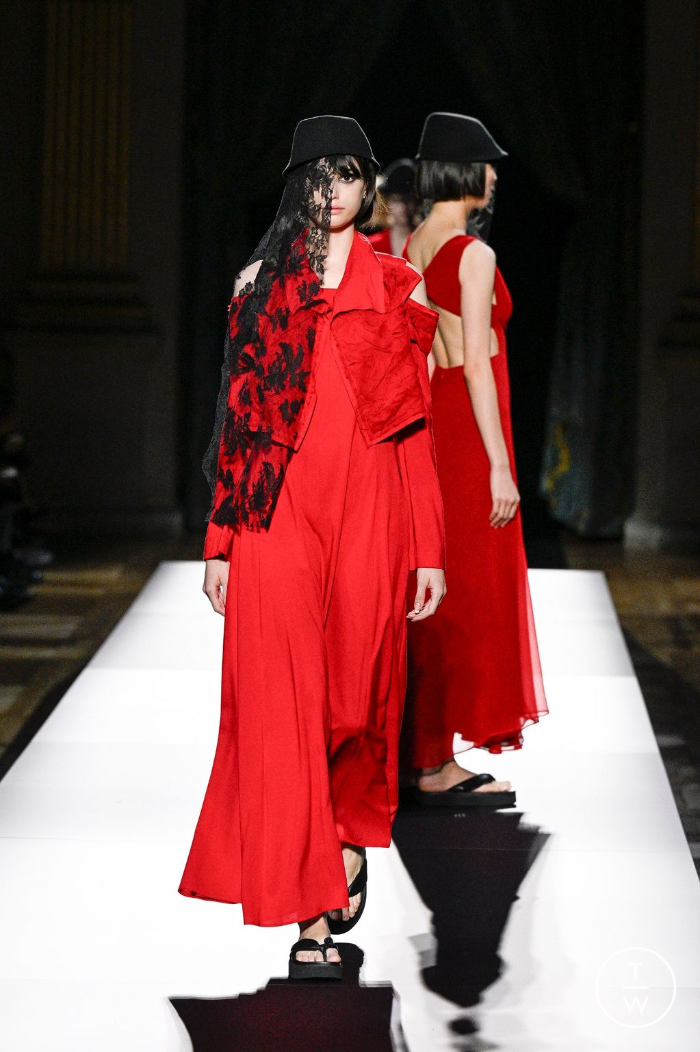 Fashion Week Paris Spring/Summer 2025 look 39 from the Yohji Yamamoto collection womenswear