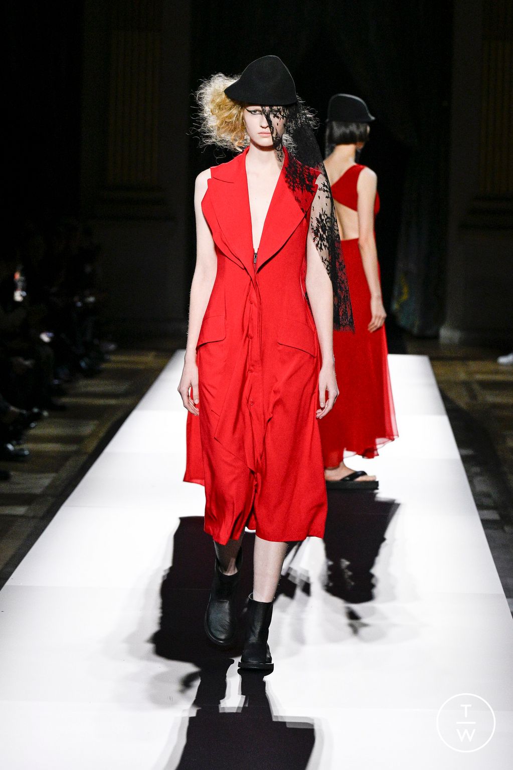 Fashion Week Paris Spring/Summer 2025 look 40 from the Yohji Yamamoto collection womenswear