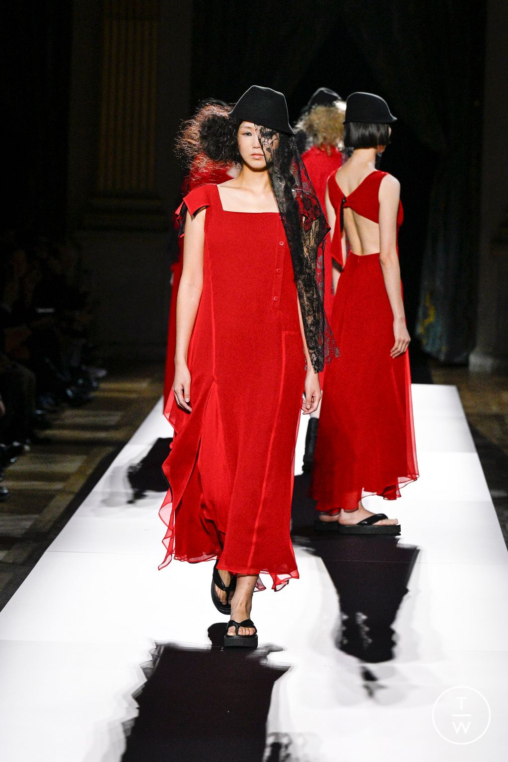 Fashion Week Paris Spring/Summer 2025 look 41 from the Yohji Yamamoto collection womenswear