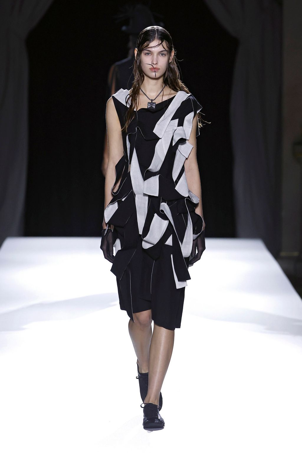 Fashion Week Paris Spring/Summer 2026 look 11 from the Yohji Yamamoto collection 女装