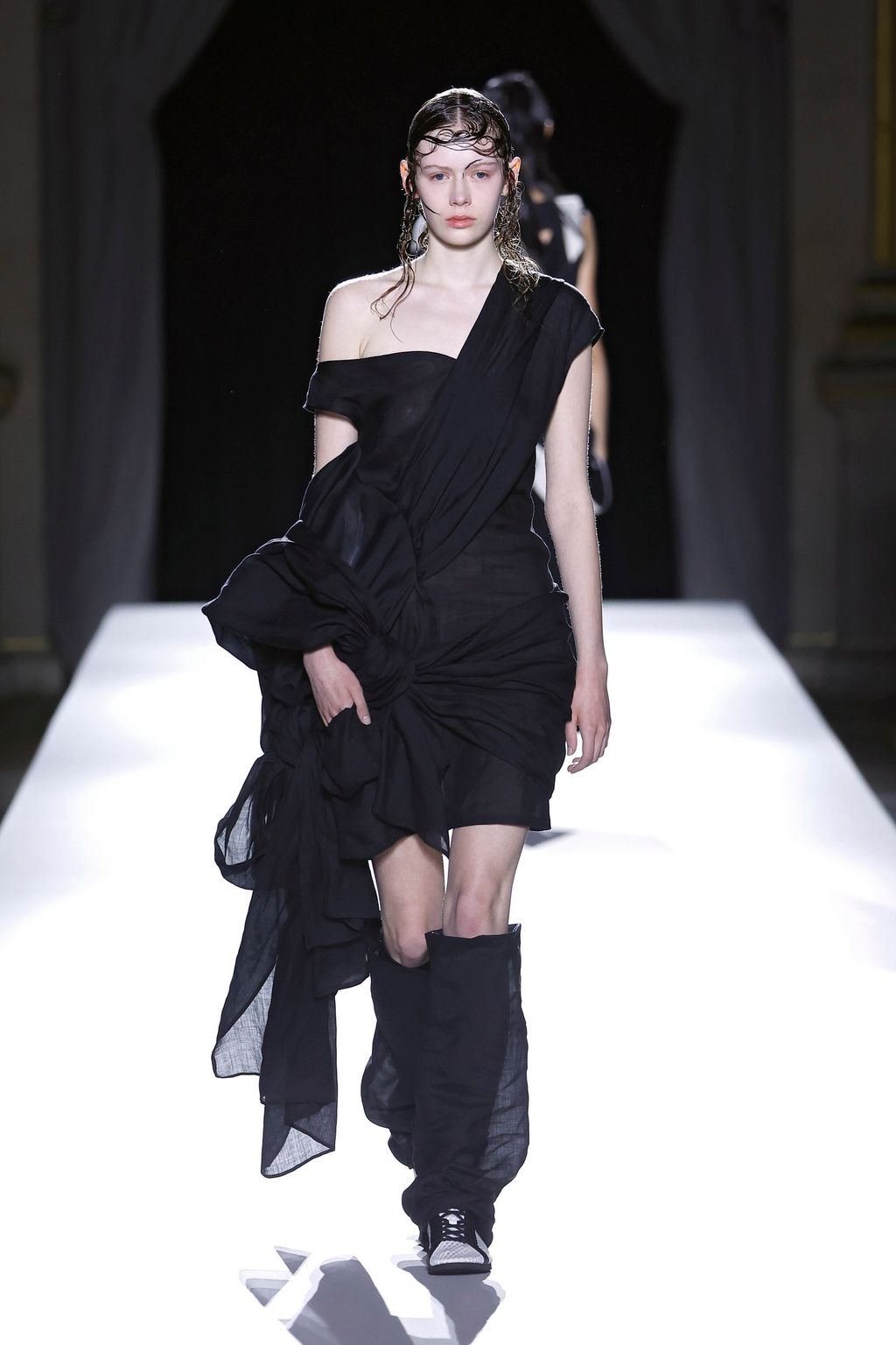 Fashion Week Paris Spring/Summer 2026 look 13 from the Yohji Yamamoto collection 女装