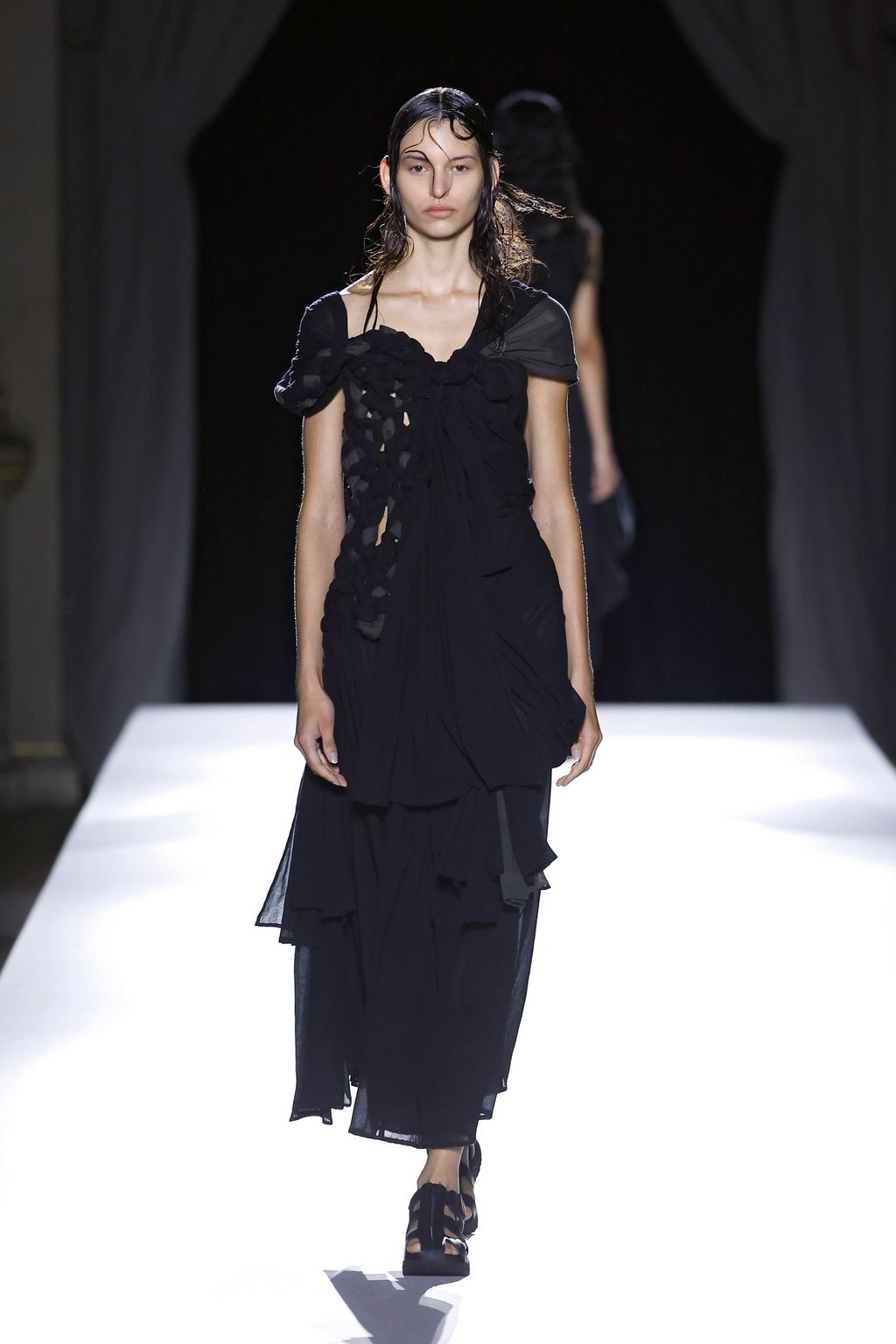 Fashion Week Paris Spring/Summer 2026 look 16 from the Yohji Yamamoto collection 女装