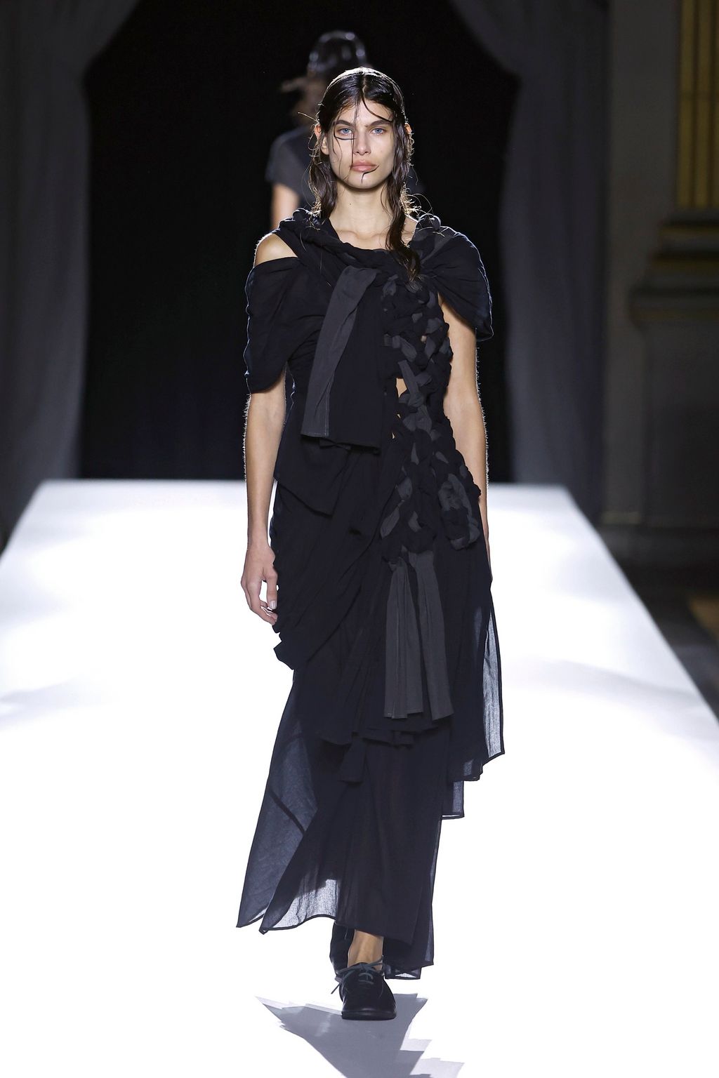 Fashion Week Paris Spring/Summer 2026 look 17 from the Yohji Yamamoto collection 女装
