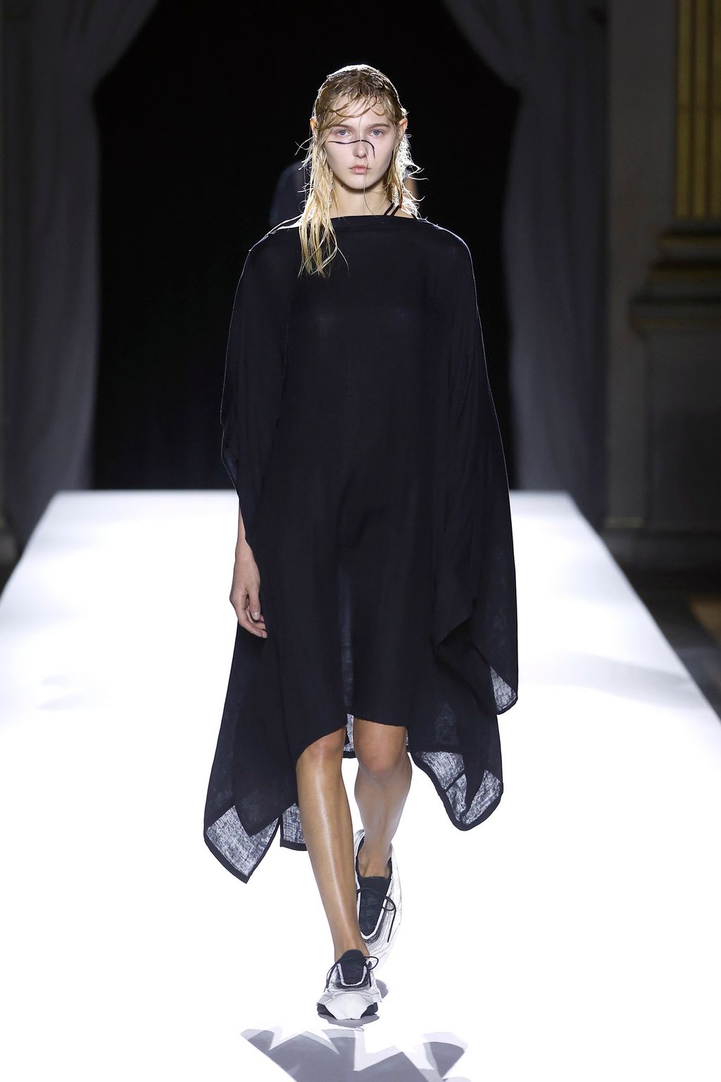 Fashion Week Paris Spring/Summer 2026 look 18 from the Yohji Yamamoto collection womenswear