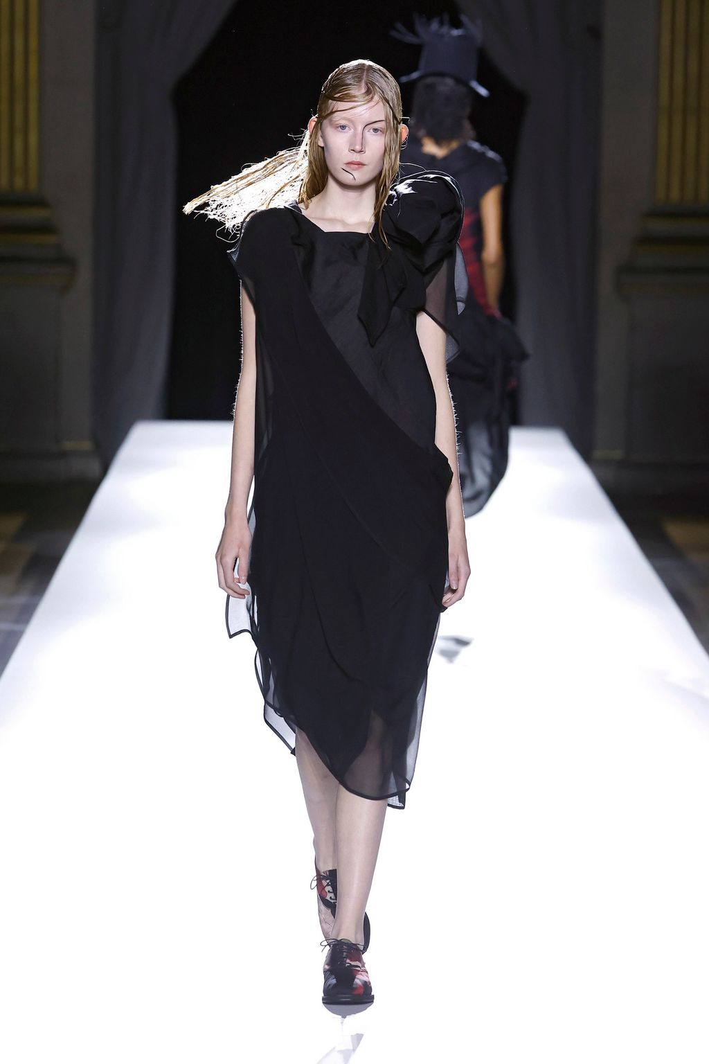 Fashion Week Paris Spring/Summer 2026 look 25 from the Yohji Yamamoto collection womenswear