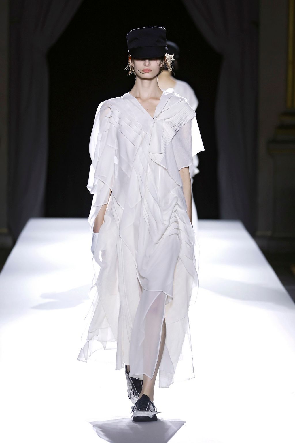 Fashion Week Paris Spring/Summer 2026 look 28 from the Yohji Yamamoto collection 女装