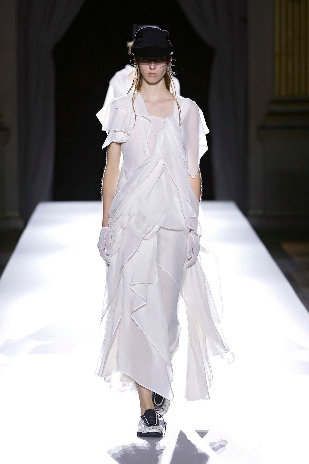 Fashion Week Paris Spring/Summer 2026 look 29 from the Yohji Yamamoto collection 女装