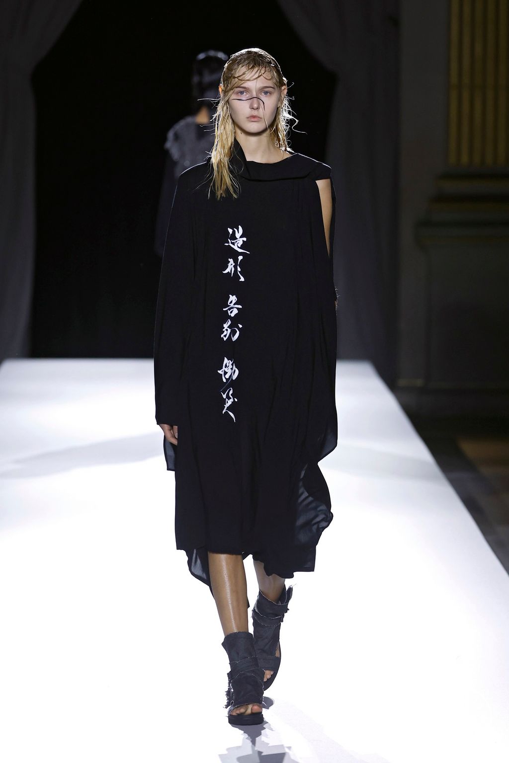 Fashion Week Paris Spring/Summer 2026 look 32 from the Yohji Yamamoto collection 女装