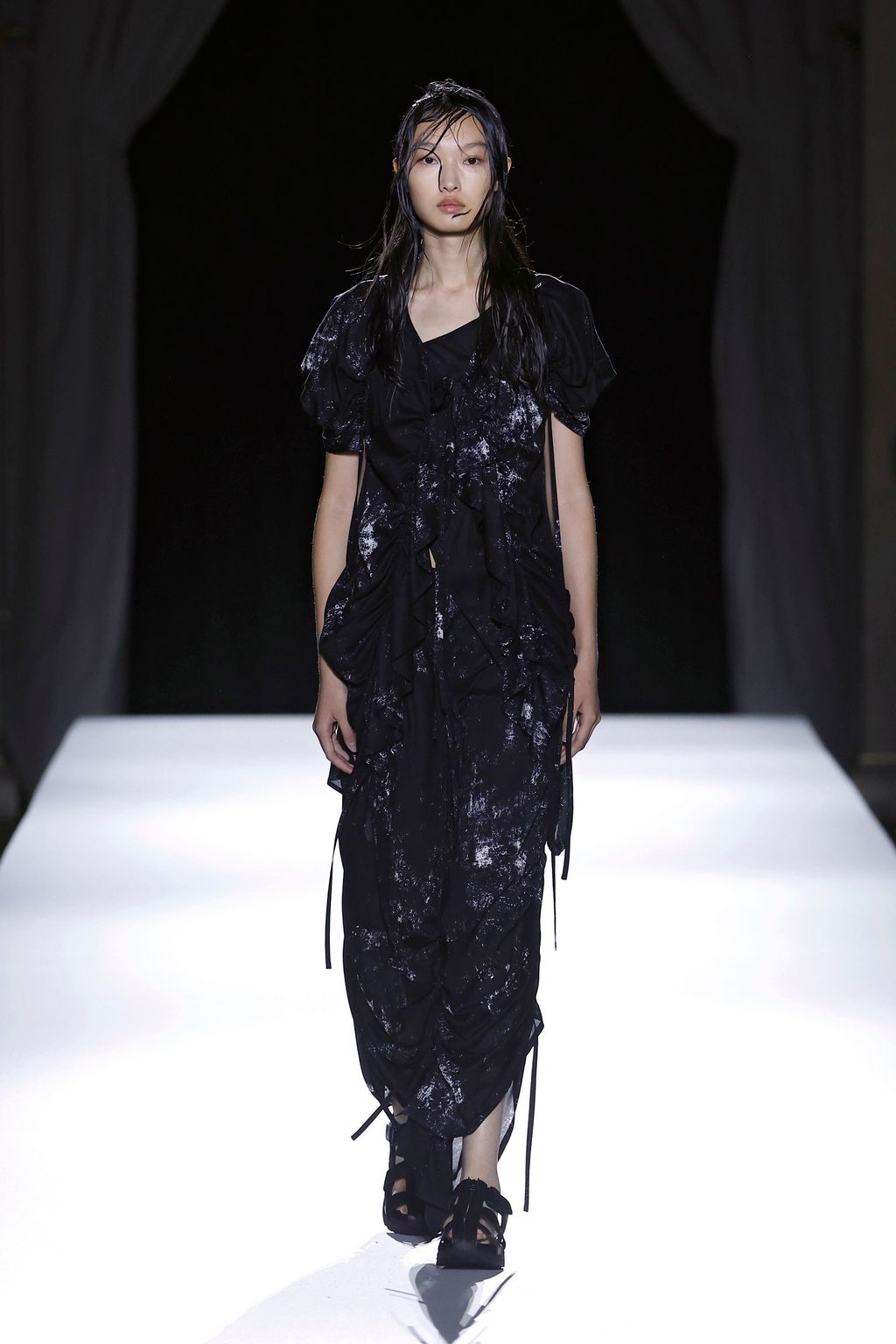 Fashion Week Paris Spring/Summer 2026 look 34 from the Yohji Yamamoto collection 女装