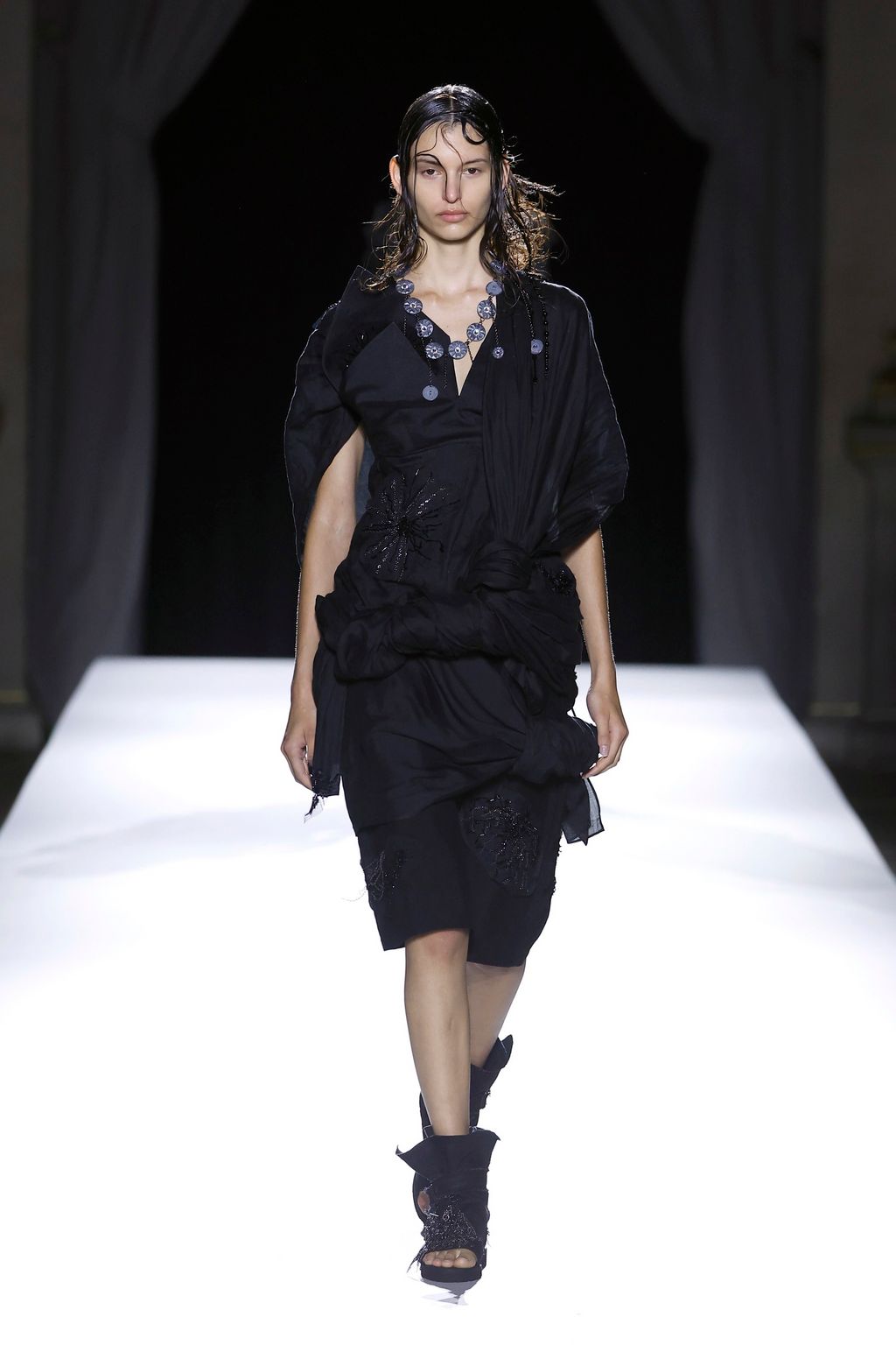 Fashion Week Paris Spring/Summer 2026 look 38 from the Yohji Yamamoto collection womenswear