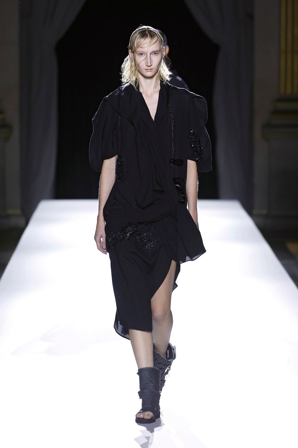 Fashion Week Paris Spring/Summer 2026 look 39 from the Yohji Yamamoto collection 女装
