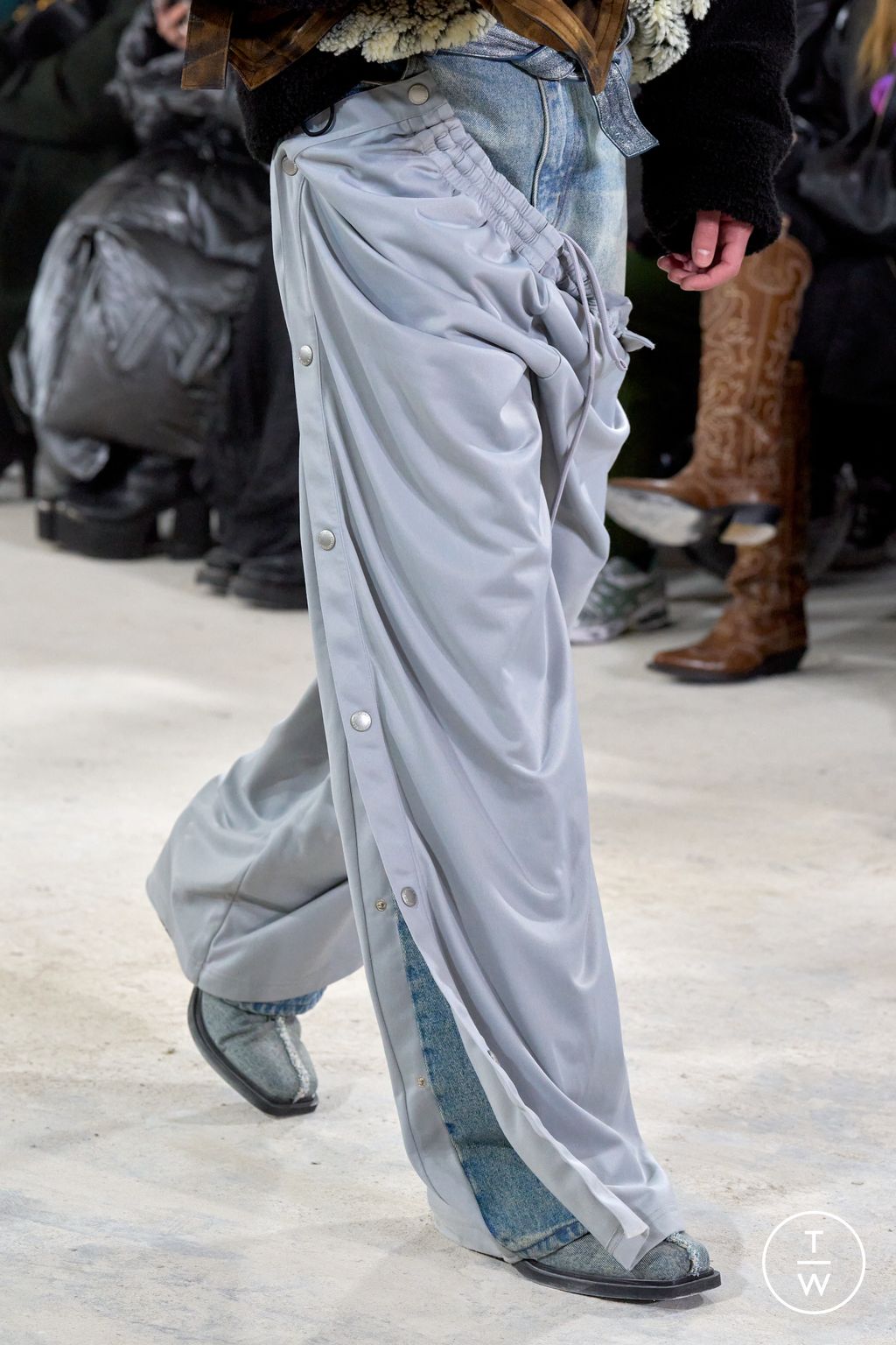 Fashion Week Paris Fall/Winter 2023 look 5 de la collection Y/PROJECT womenswear accessories