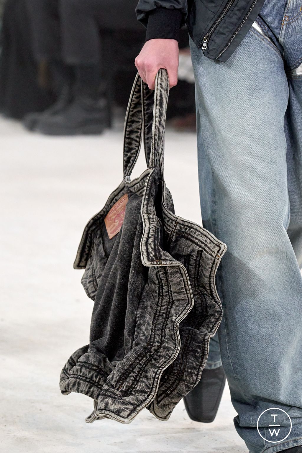 Fashion Week Paris Fall/Winter 2023 look 40 from the Y/PROJECT collection womenswear accessories