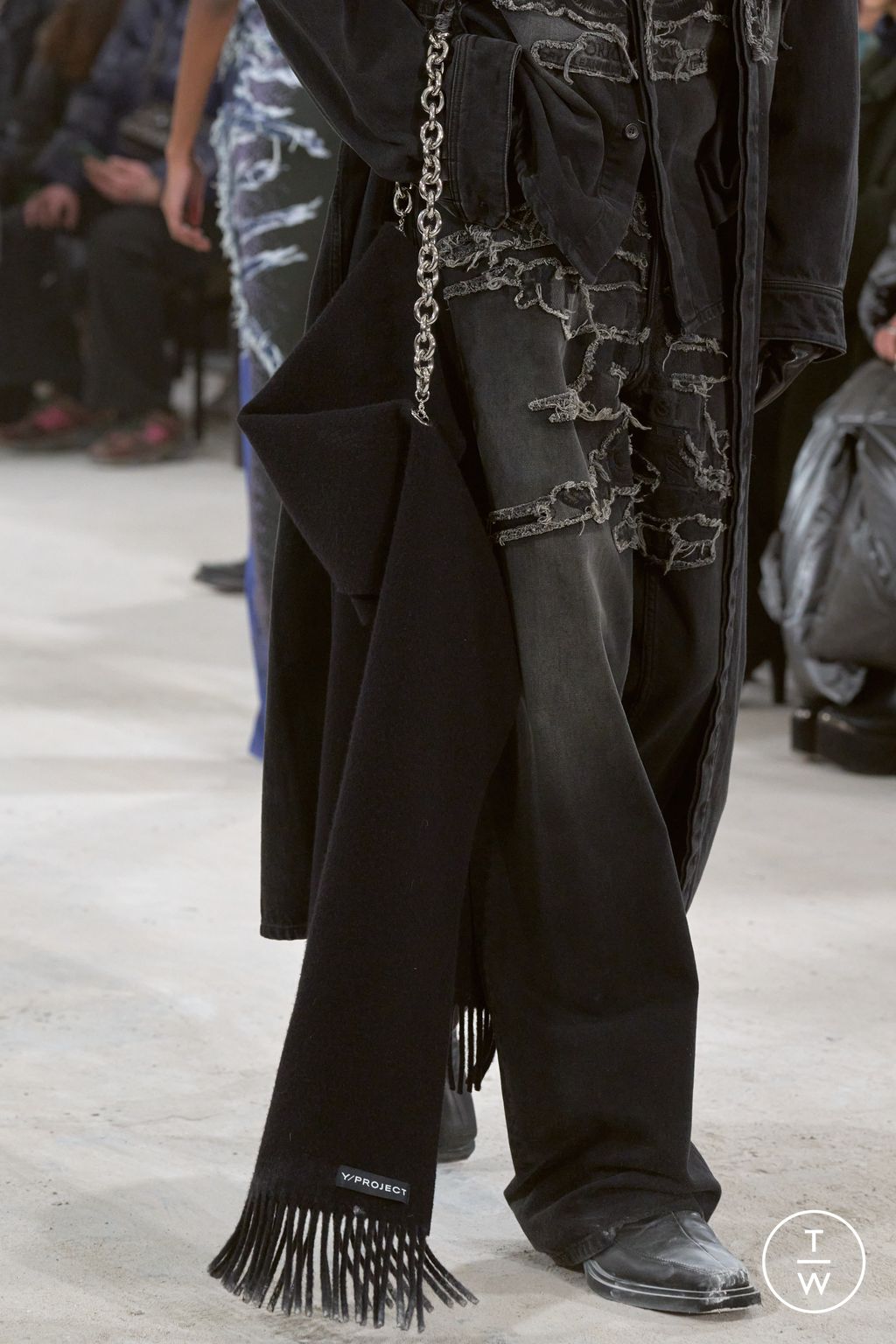 Fashion Week Paris Fall/Winter 2023 look 46 from the Y/PROJECT collection 女装配饰