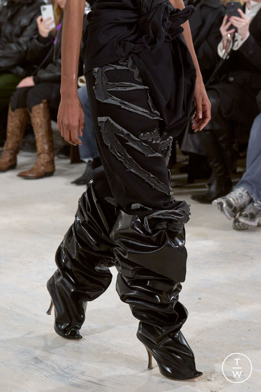 Fashion Week Paris Fall/Winter 2023 look 28 from the Y/PROJECT collection womenswear accessories