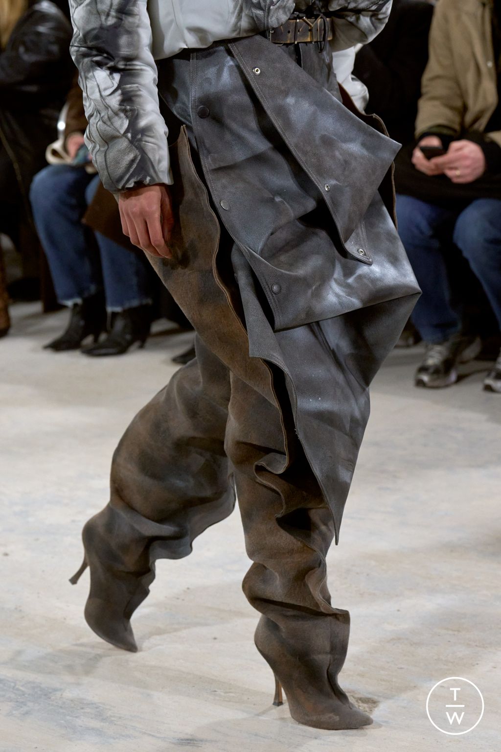 Fashion Week Paris Fall/Winter 2023 look 32 from the Y/PROJECT collection womenswear accessories