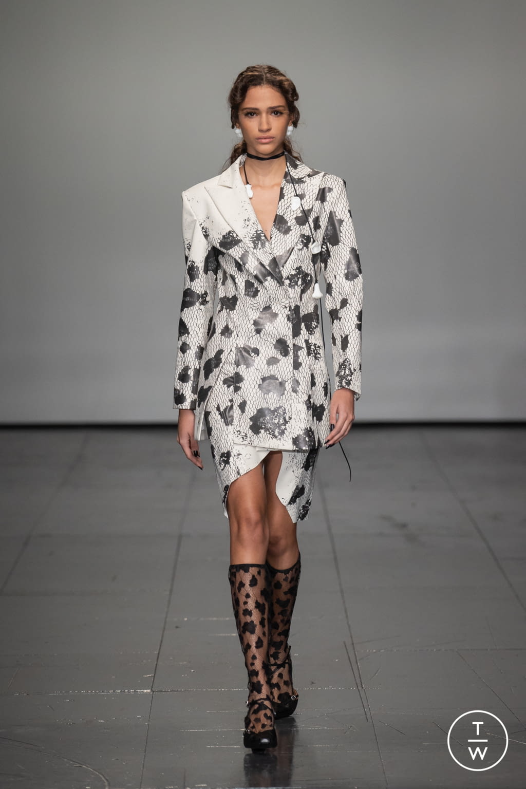 Fashion Week London Fall/Winter 2022 look 1 from the Yuhan Wang collection womenswear