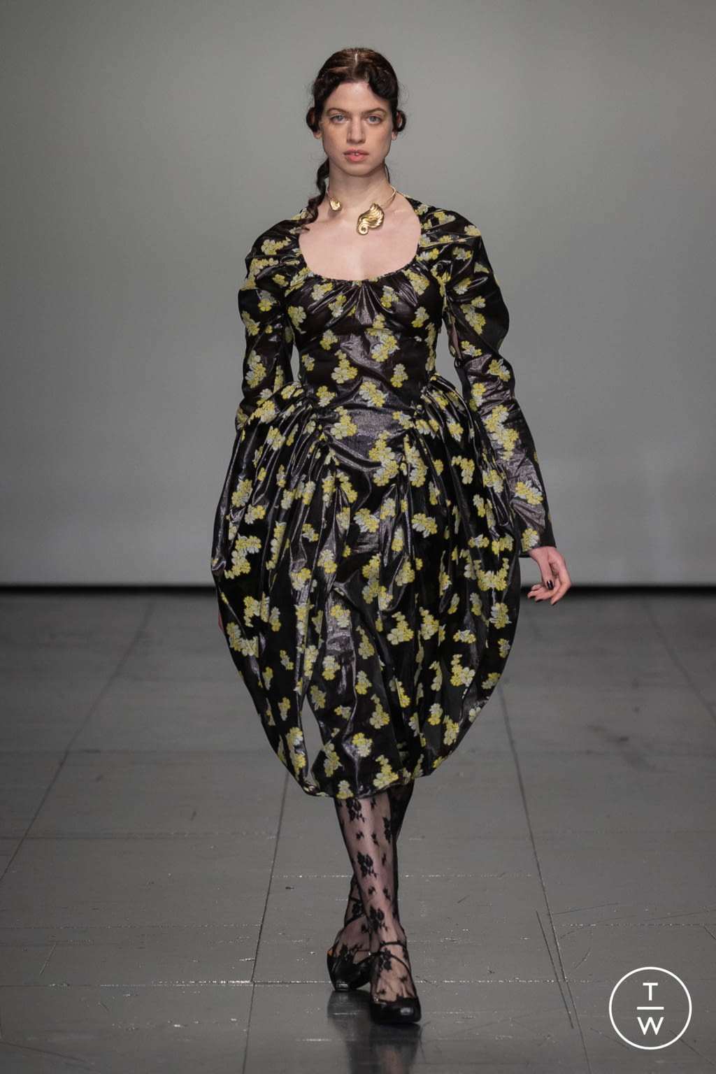 Fashion Week London Fall/Winter 2022 look 4 from the Yuhan Wang collection womenswear