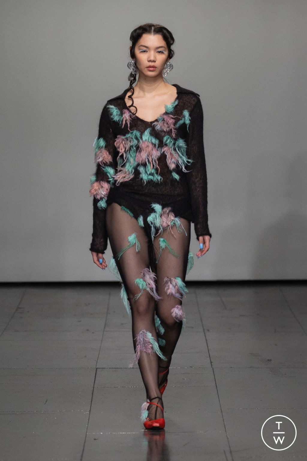 Fashion Week London Fall/Winter 2022 look 6 from the Yuhan Wang collection womenswear