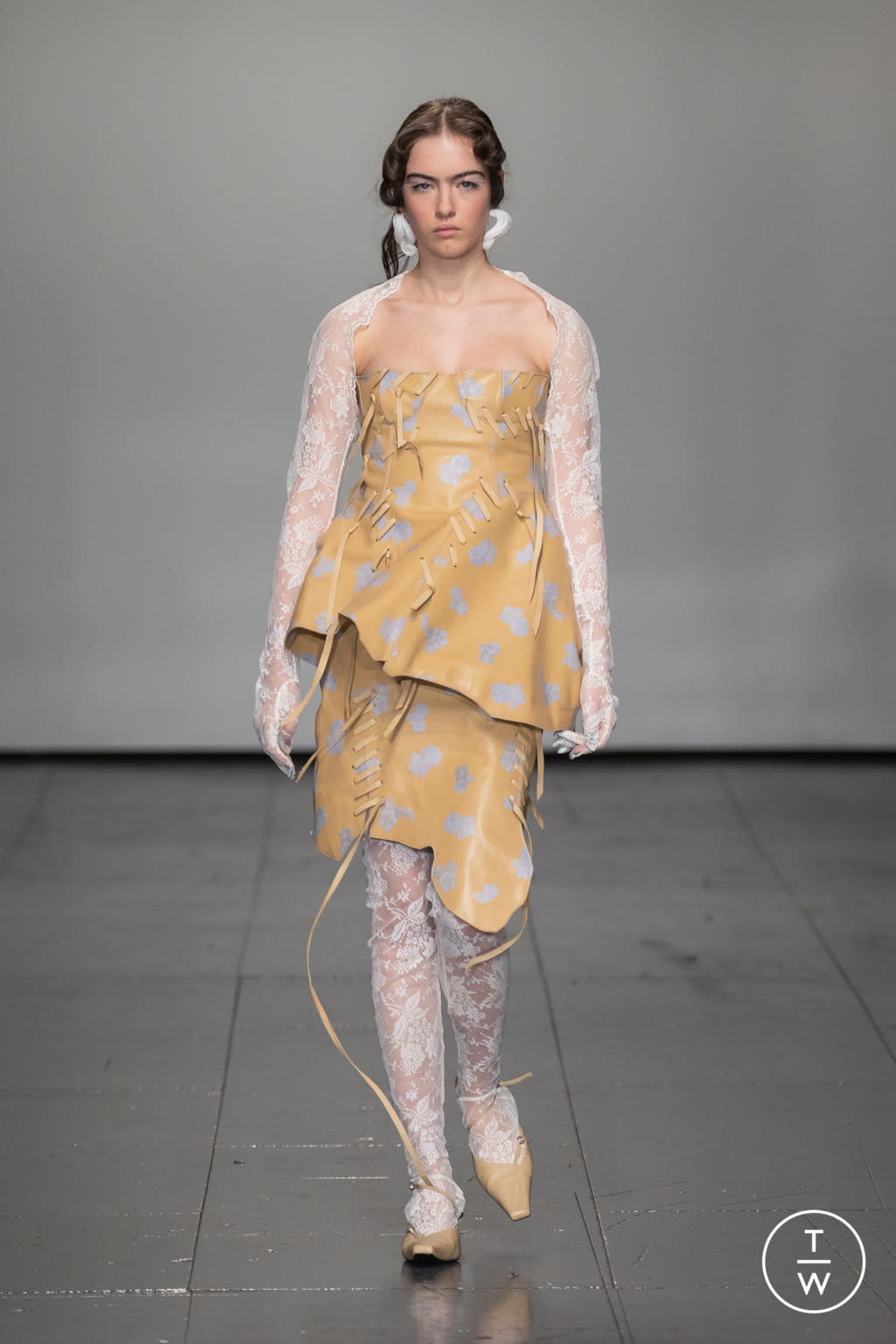 Fashion Week London Fall/Winter 2022 look 10 from the Yuhan Wang collection 女装