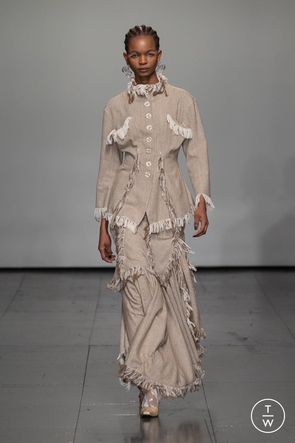 Fashion Week London Fall/Winter 2022 look 11 from the Yuhan Wang collection 女装