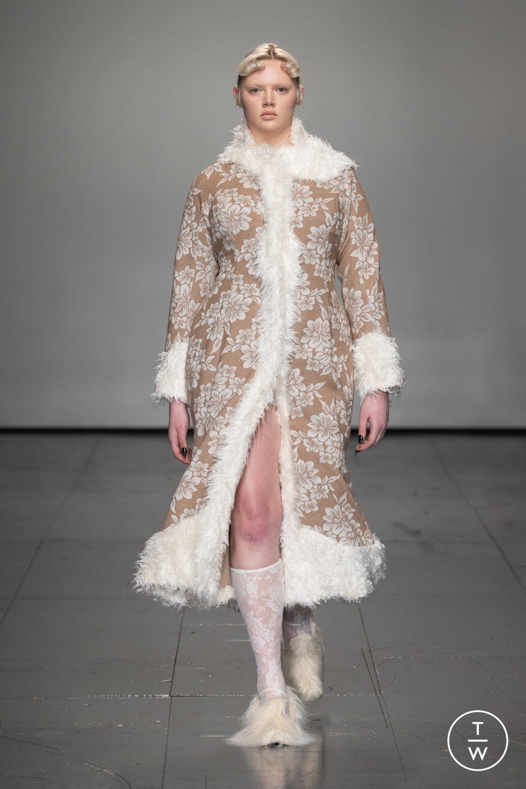Fashion Week London Fall/Winter 2022 look 14 from the Yuhan Wang collection 女装