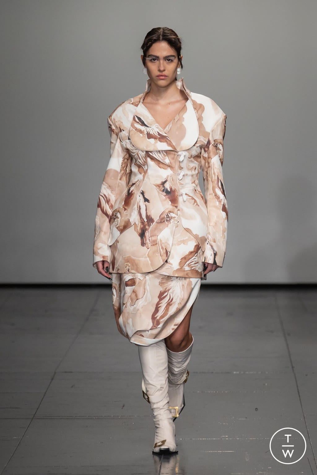 Fashion Week London Fall/Winter 2022 look 15 from the Yuhan Wang collection 女装