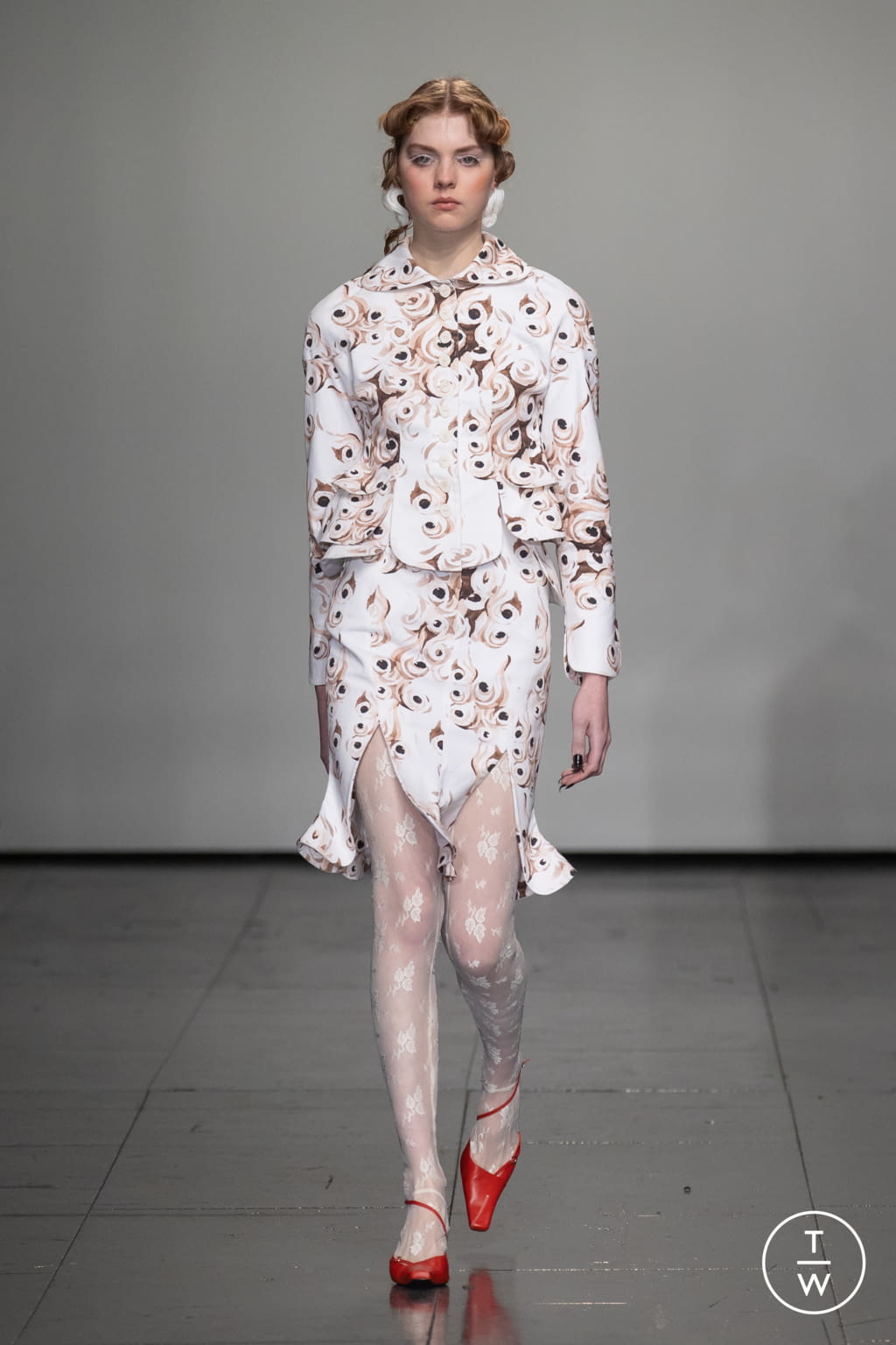 Fashion Week London Fall/Winter 2022 look 17 from the Yuhan Wang collection womenswear