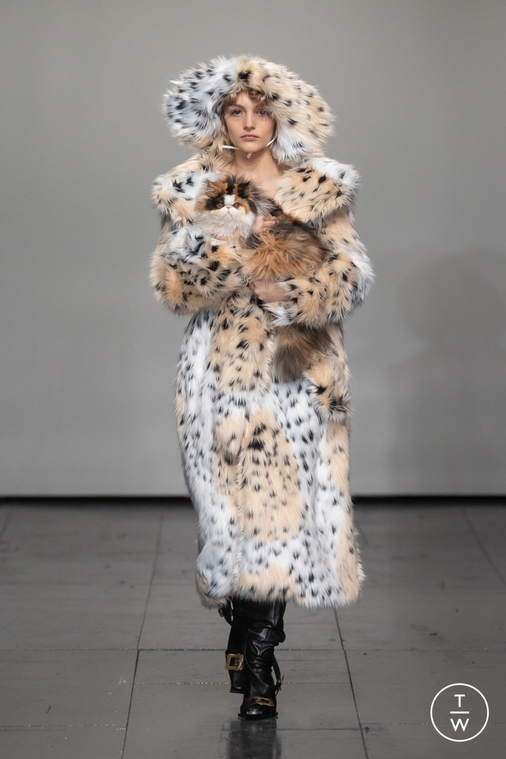 Fashion Week London Fall/Winter 2022 look 20 from the Yuhan Wang collection womenswear