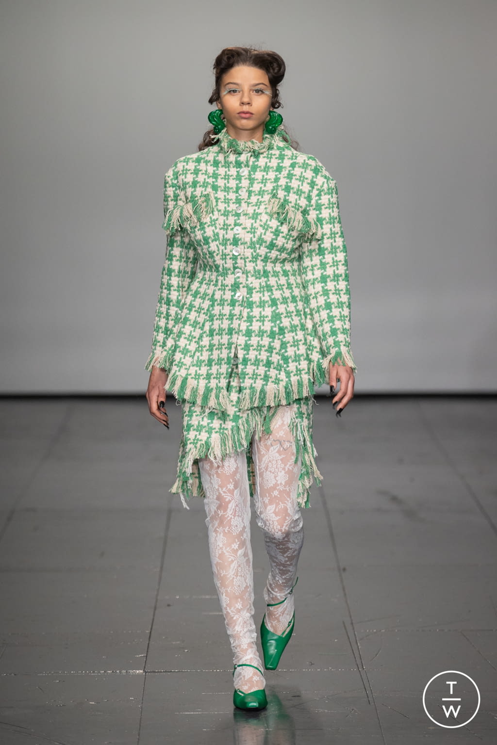 Fashion Week London Fall/Winter 2022 look 21 from the Yuhan Wang collection 女装