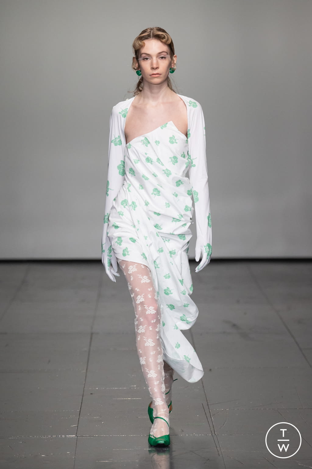 Fashion Week London Fall/Winter 2022 look 22 from the Yuhan Wang collection 女装