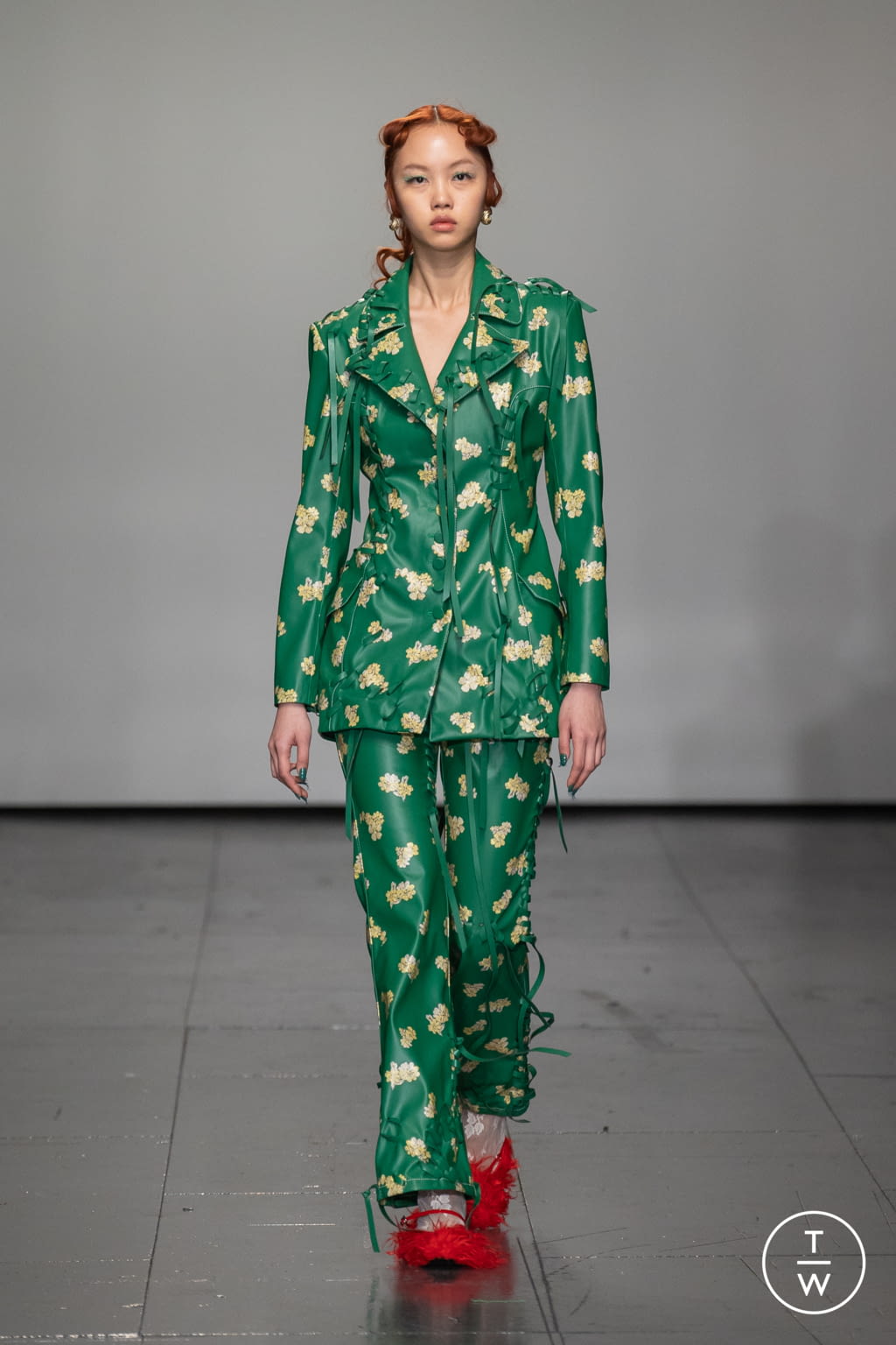 Fashion Week London Fall/Winter 2022 look 23 from the Yuhan Wang collection 女装