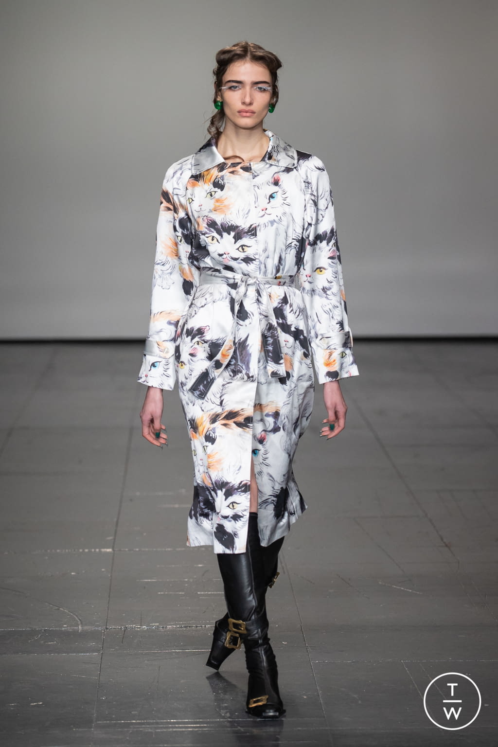 Fashion Week London Fall/Winter 2022 look 26 from the Yuhan Wang collection 女装
