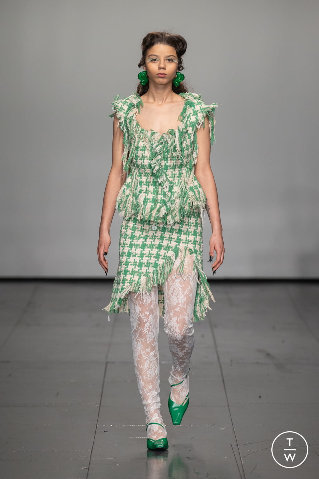 Fashion Week London Fall/Winter 2022 look 28 from the Yuhan Wang collection womenswear