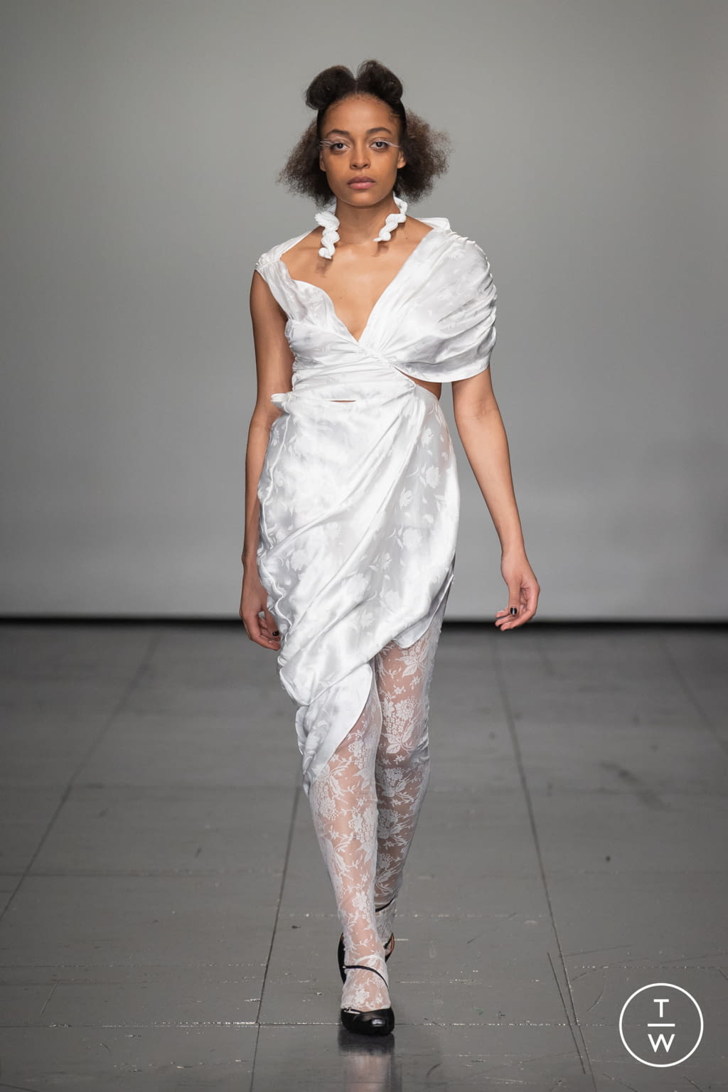 Fashion Week London Fall/Winter 2022 look 30 from the Yuhan Wang collection womenswear