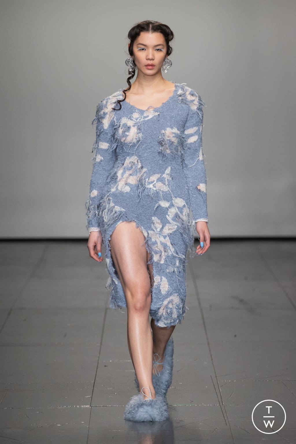 Fashion Week London Fall/Winter 2022 look 32 from the Yuhan Wang collection womenswear