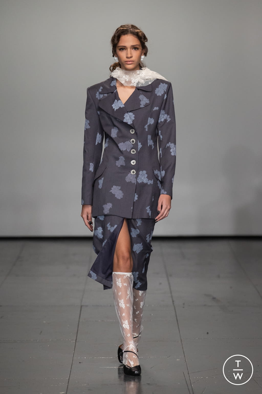 Fashion Week London Fall/Winter 2022 look 34 from the Yuhan Wang collection 女装